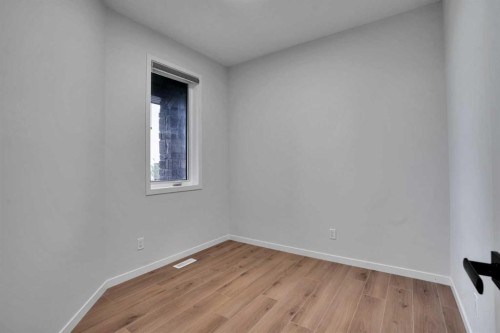 8 Corner Glen Row Ne, Calgary, AB - Indoor Photo Showing Other Room