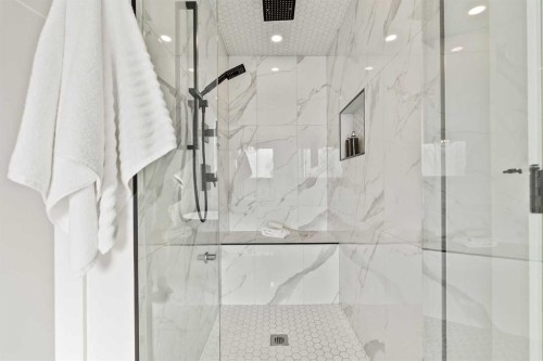 2131 32 Avenue Sw, Calgary, AB - Indoor Photo Showing Bathroom