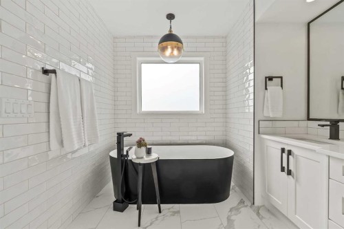 2131 32 Avenue Sw, Calgary, AB - Indoor Photo Showing Bathroom