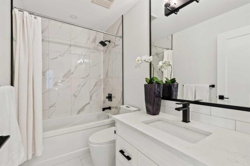 2131 32 Avenue Sw, Calgary, AB - Indoor Photo Showing Bathroom