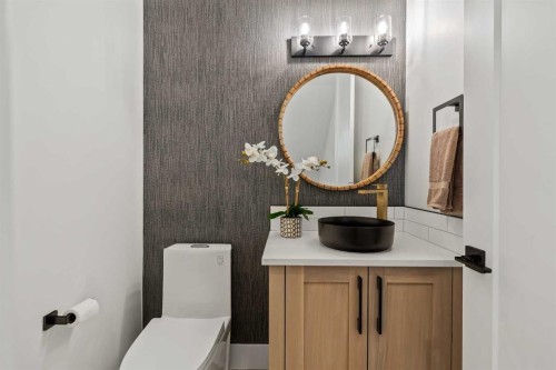 2131 32 Avenue Sw, Calgary, AB - Indoor Photo Showing Bathroom