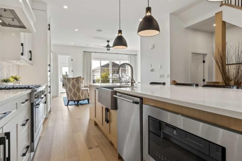 2131 32 Avenue Sw, Calgary, AB - Indoor Photo Showing Kitchen With Upgraded Kitchen