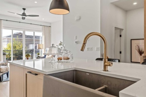 2131 32 Avenue Sw, Calgary, AB - Indoor Photo Showing Kitchen