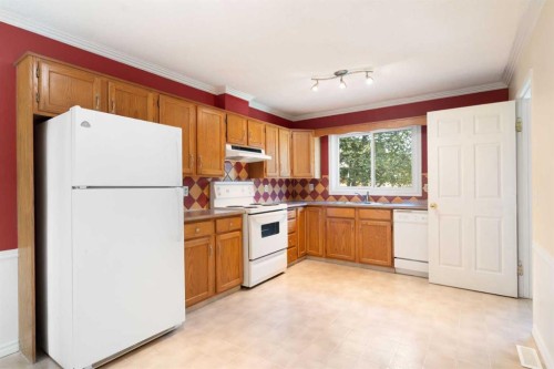 39 Bearberry Crescent Nw, Calgary, AB - Indoor Photo Showing Kitchen