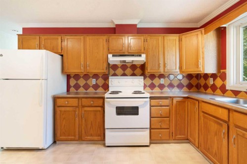 39 Bearberry Crescent Nw, Calgary, AB - Indoor Photo Showing Kitchen