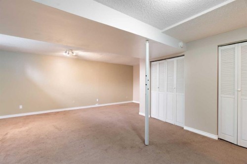 39 Bearberry Crescent Nw, Calgary, AB - Indoor Photo Showing Other Room