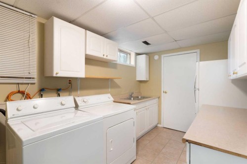 39 Bearberry Crescent Nw, Calgary, AB - Indoor Photo Showing Laundry Room