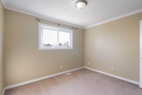 39 Bearberry Crescent Nw, Calgary, AB - Indoor Photo Showing Other Room