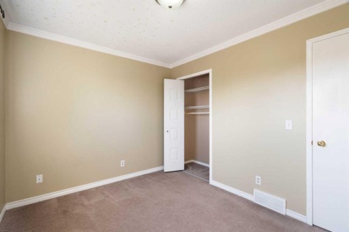 39 Bearberry Crescent Nw, Calgary, AB - Indoor Photo Showing Other Room