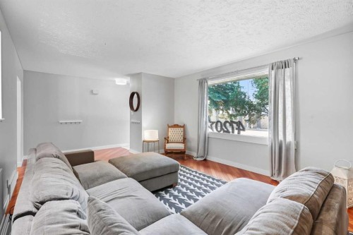 4720 Worcester Drive Sw, Calgary, AB - Indoor Photo Showing Living Room