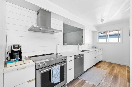 4720 Worcester Drive Sw, Calgary, AB - Indoor Photo Showing Kitchen