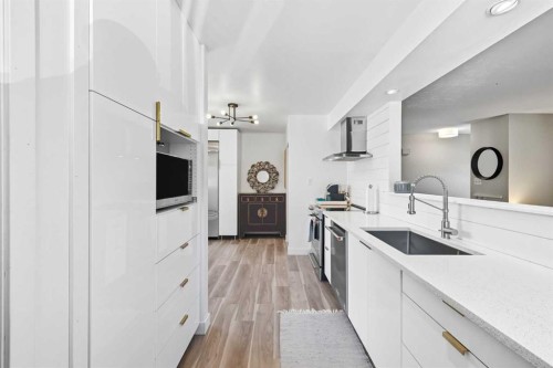 4720 Worcester Drive Sw, Calgary, AB - Indoor Photo Showing Kitchen With Upgraded Kitchen