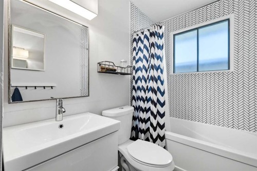 4720 Worcester Drive Sw, Calgary, AB - Indoor Photo Showing Bathroom