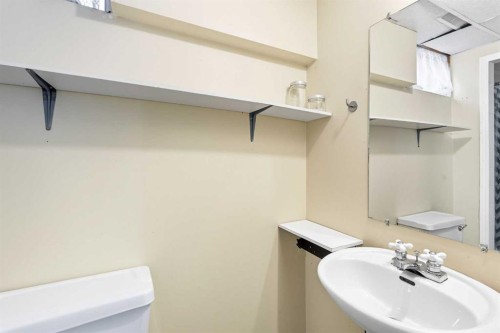 4720 Worcester Drive Sw, Calgary, AB - Indoor Photo Showing Bathroom