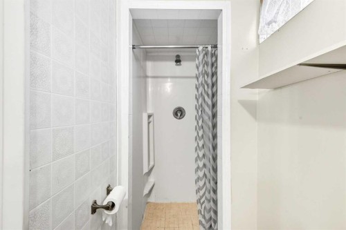 4720 Worcester Drive Sw, Calgary, AB - Indoor Photo Showing Bathroom