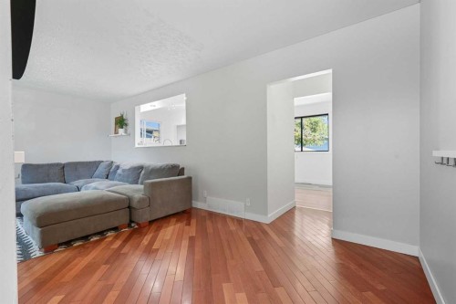 4720 Worcester Drive Sw, Calgary, AB - Indoor Photo Showing Living Room