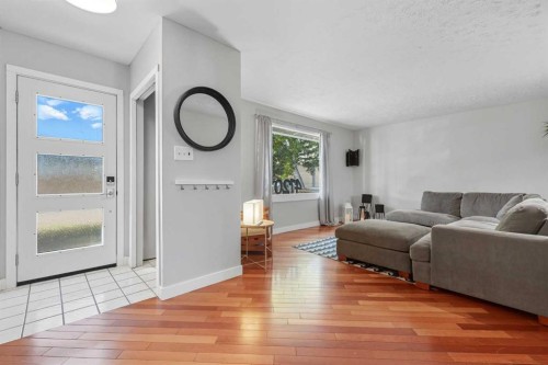 4720 Worcester Drive Sw, Calgary, AB - Indoor Photo Showing Living Room