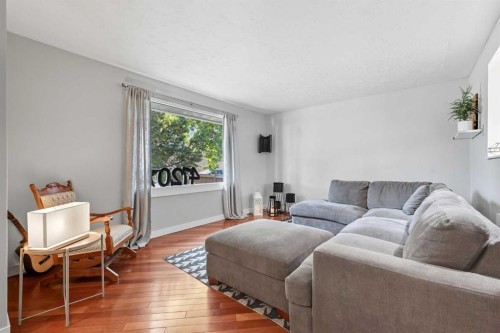 4720 Worcester Drive Sw, Calgary, AB - Indoor Photo Showing Living Room
