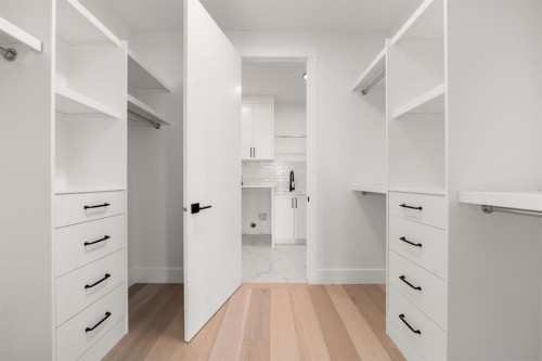 1907 28 Avenue Sw, Calgary, AB - Indoor With Storage