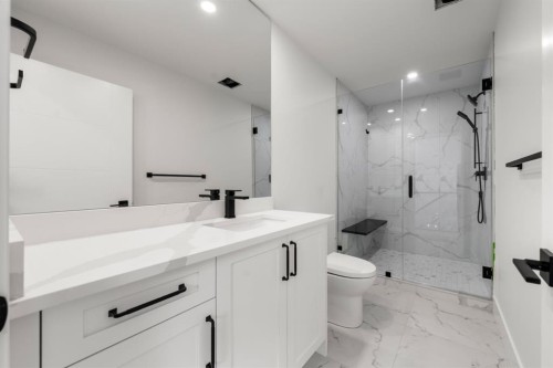 1907 28 Avenue Sw, Calgary, AB - Indoor Photo Showing Bathroom