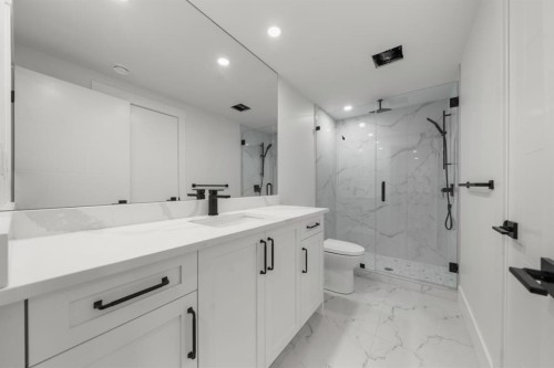 1907 28 Avenue Sw, Calgary, AB - Indoor Photo Showing Bathroom