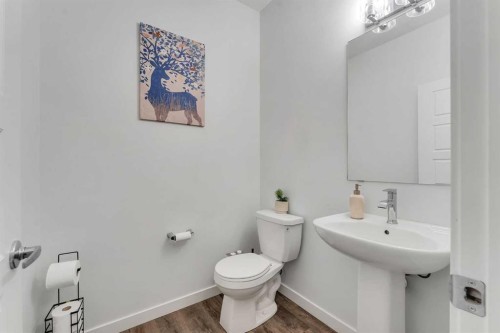 72 Creekside Boulevard Sw, Calgary, AB - Indoor Photo Showing Bathroom