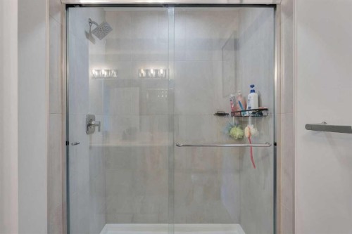 72 Creekside Boulevard Sw, Calgary, AB - Indoor Photo Showing Bathroom