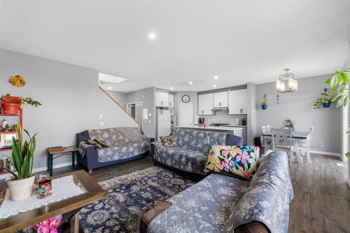 17 Saddlecrest Crescent Ne, Calgary, AB - Indoor Photo Showing Living Room
