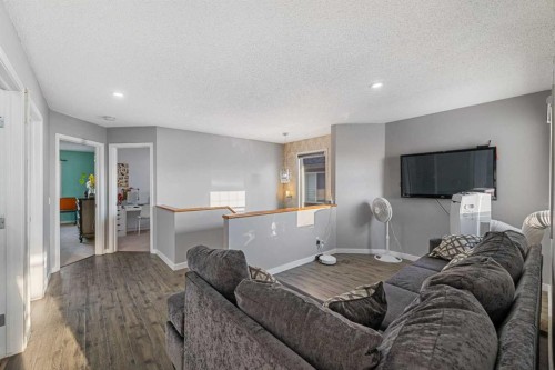 17 Saddlecrest Crescent Ne, Calgary, AB - Indoor Photo Showing Other Room