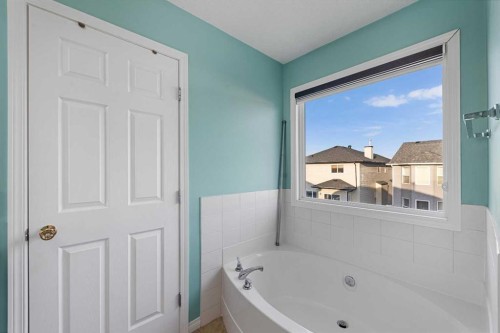 17 Saddlecrest Crescent Ne, Calgary, AB - Indoor Photo Showing Bathroom