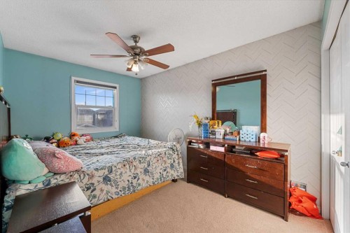 17 Saddlecrest Crescent Ne, Calgary, AB - Indoor Photo Showing Bedroom