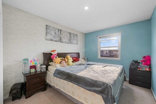 17 Saddlecrest Crescent Ne, Calgary, AB - Indoor Photo Showing Bedroom