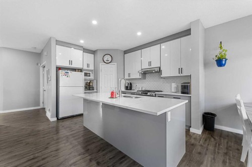 17 Saddlecrest Crescent Ne, Calgary, AB - Indoor Photo Showing Kitchen