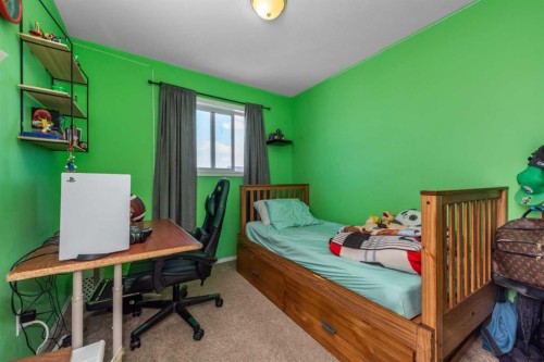 10 Tarawood Lane Ne, Calgary, AB - Indoor Photo Showing Bedroom