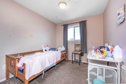 10 Tarawood Lane Ne, Calgary, AB - Indoor Photo Showing Bedroom