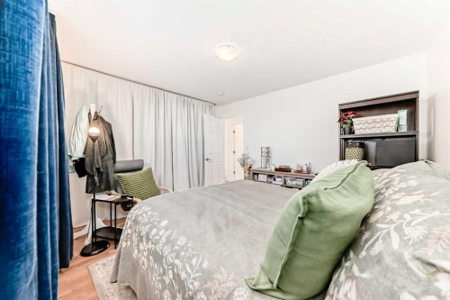 5903 4 Avenue Ne, Calgary, AB - Indoor Photo Showing Bedroom