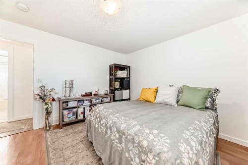 5903 4 Avenue Ne, Calgary, AB - Indoor Photo Showing Bedroom