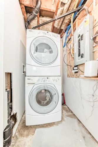 5903 4 Avenue Ne, Calgary, AB - Indoor Photo Showing Laundry Room