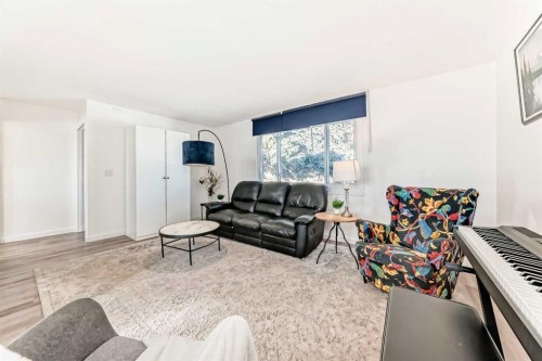 5903 4 Avenue Ne, Calgary, AB - Indoor Photo Showing Living Room