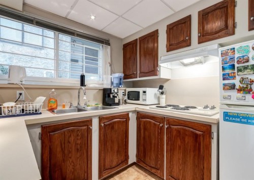 3-123 13 Avenue Ne, Calgary, AB - Indoor Photo Showing Kitchen With Double Sink