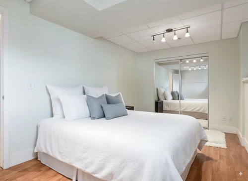 3-123 13 Avenue Ne, Calgary, AB - Indoor Photo Showing Bedroom