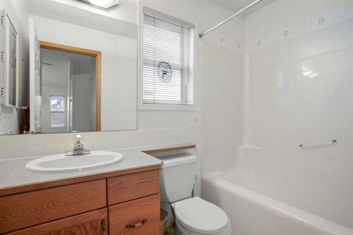 70 Anaheim Green Ne, Calgary, AB - Indoor Photo Showing Bathroom