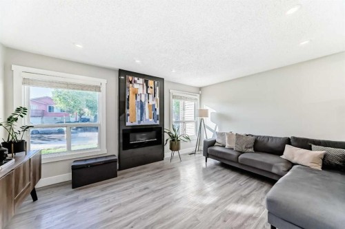3920 44 Avenue Ne, Calgary, AB - Indoor Photo Showing Living Room