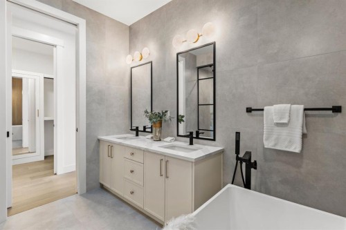 1904 48 Avenue Sw, Calgary, AB - Indoor Photo Showing Bathroom
