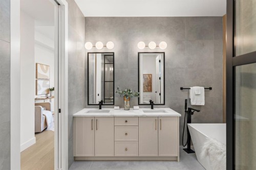 1904 48 Avenue Sw, Calgary, AB - Indoor Photo Showing Bathroom