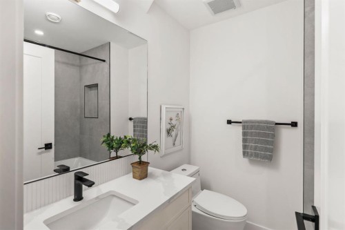 1904 48 Avenue Sw, Calgary, AB - Indoor Photo Showing Bathroom