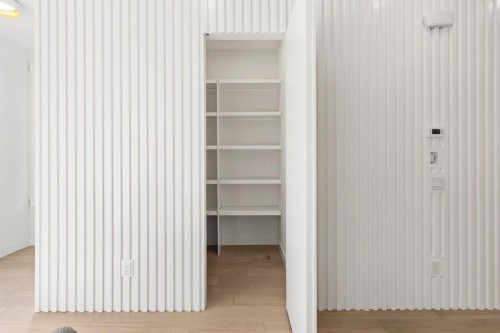 1904 48 Avenue Sw, Calgary, AB - Indoor Photo Showing Other Room