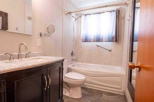 4328 Greenview Drive Ne, Calgary, AB - Indoor Photo Showing Bathroom
