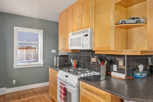 1437 23 Street Sw, Calgary, AB - Indoor Photo Showing Kitchen