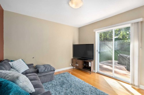 1437 23 Street Sw, Calgary, AB - Indoor Photo Showing Living Room